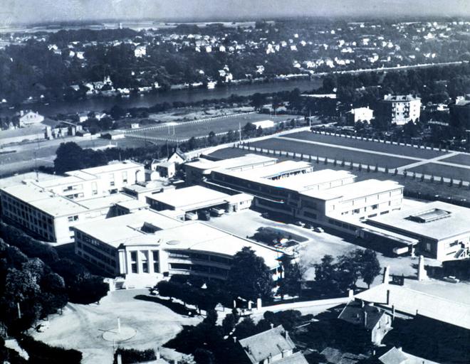 Vue aérienne de l'usine vers 1955.