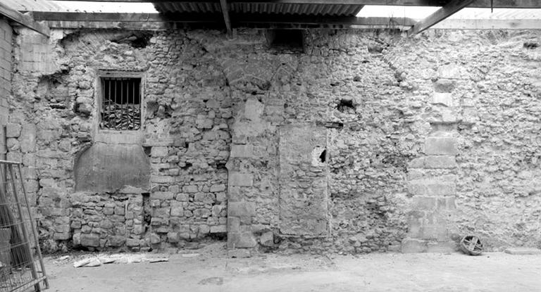 Grandes arcades de la nef, actuellement englobées dans le mur sud du hangar au n°3, rue du Château.