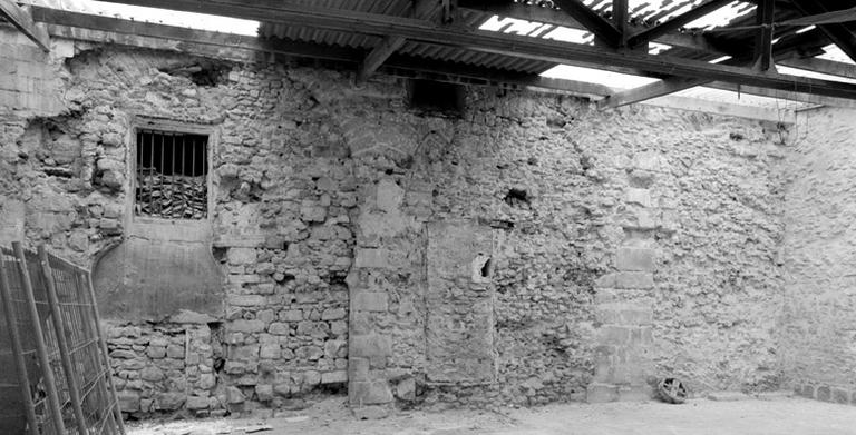 Grandes arcades de la nef, actuellement englobées dans le mur sud du hangar au n°3, rue du Château : vue prise du nord-est.