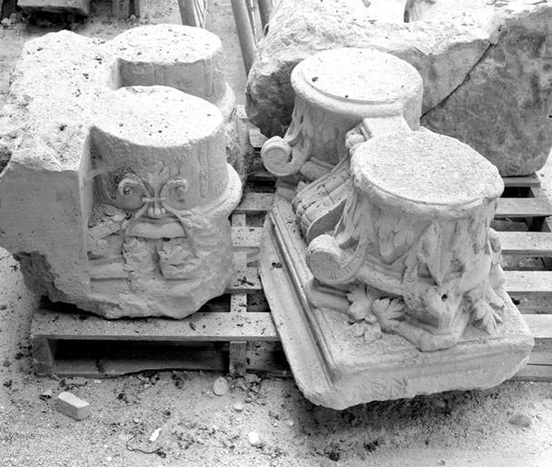 Chapiteaux du cloître (1535), déposés dans le hangar au 3, rue du Château.