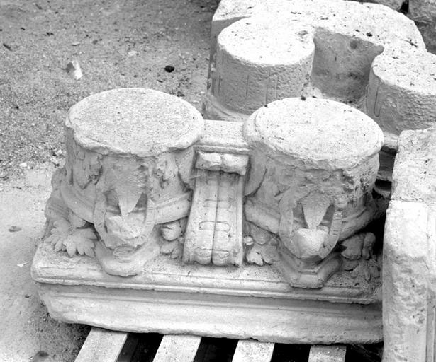 Chapiteaux du cloître (1535), déposés dans le hangar au 3, rue du Château.