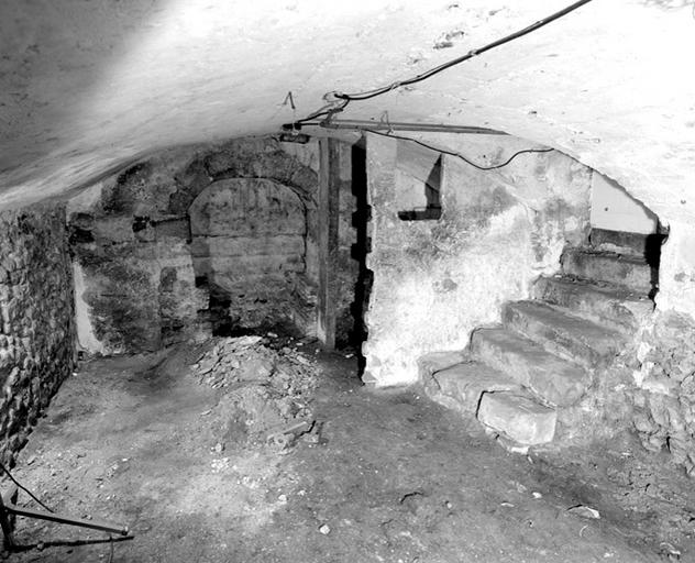 Premier niveau de cave au 5, rue du Château : à droite, l'escalier donnant sur le square Jacqueline-Cottard.