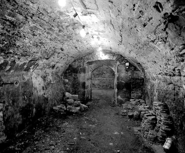 Deuxième niveau de cave au 5, rue du Château : vue de la première salle (angle nord-ouest du prieuré), depuis l'entrée.