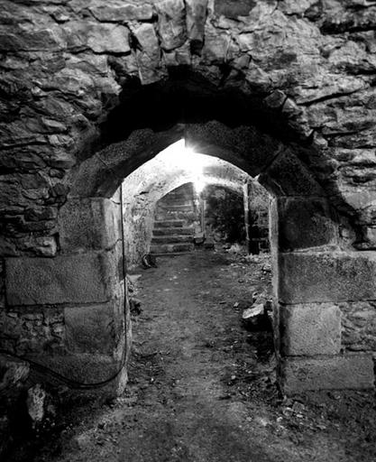 Deuxième niveau de cave au 5, rue du Château : la deuxième salle, et l'accès vers la première salle. Dans le fond, l'escalier desservant ce niveau de caves.