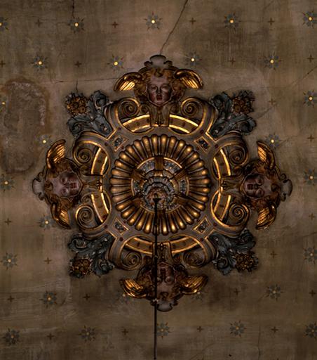 Détail du plafond de la chapelle, avec son décor du 19e siècle.