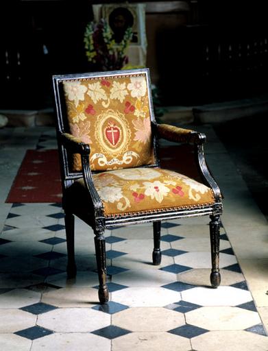 Fauteuil de célébrant en tapisserie, dans le choeur.