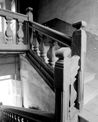 L'escalier situé dans l'angle nord-est du cloître : vue prise depuis le repos.