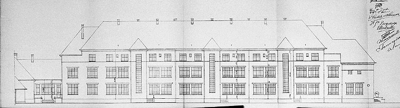 Façade arrière de l'aile ouest de l'école primaire.