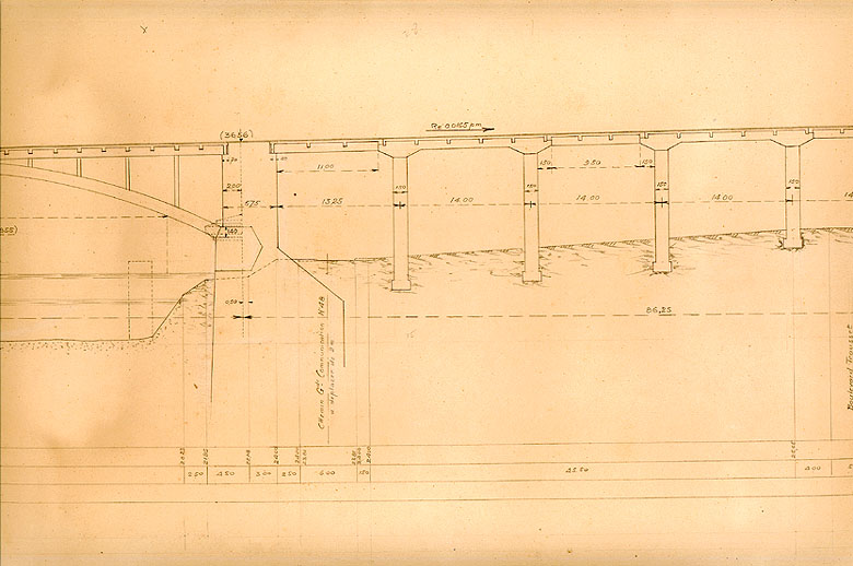 Projet non réalisé de viaduc sur la Seine. Coupe longitudinale sur le viaduc (butée et première travée du pont).