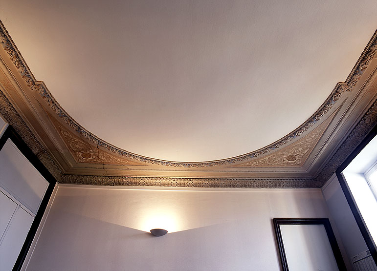 Vue d'ensemble du plafond de l'ancienne salle à manger.