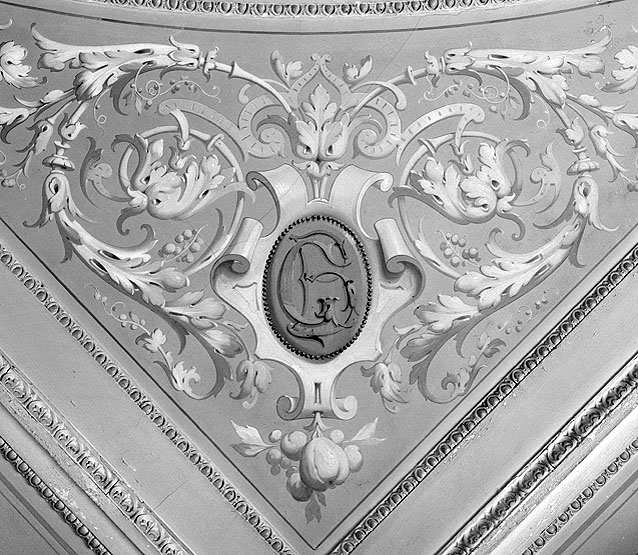 Détail de l'angle du plafond, on reconnaît le monogramme de Jules Batard-Gévelot.