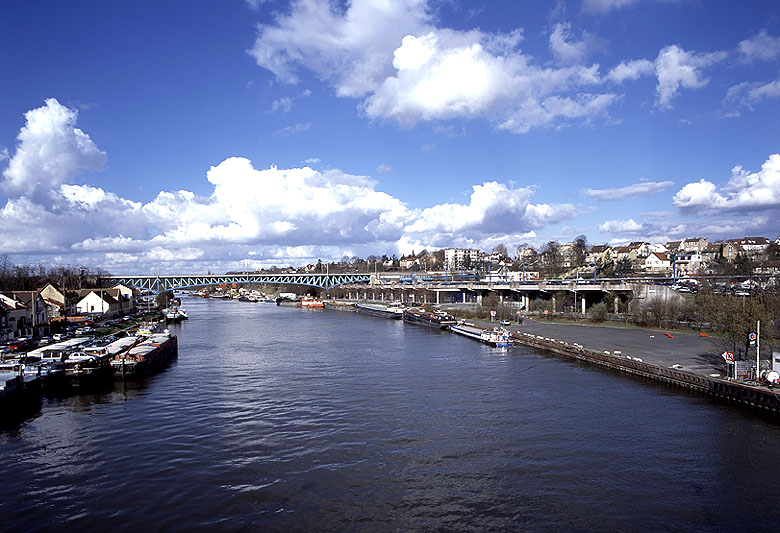 Vue d'ensemble du quartier de Fin d'Oise depuis le pont d'Andrésy.