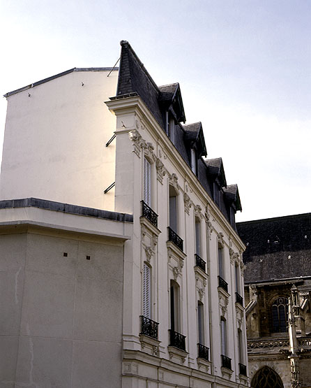 Détail de la travée factice à l'extrémité de la façade de l'immeuble sur la rue de la Caserne.