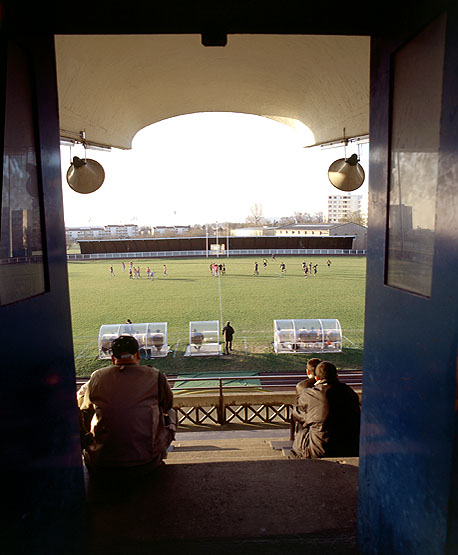 Vue du terrain de football depuis la tribune.