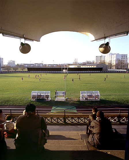 Vue du terrain de football depuis la tribune.
