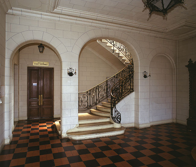 Vue de l'escalier et du vestibule d'entrée.