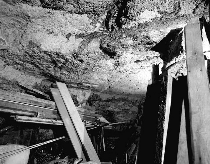 Vue des caves creusées dans la roche au 50, rue Victor Hugo.