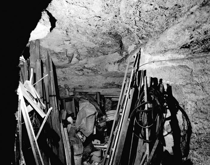 Vue des caves creusées dans la roche, au 50 rue Victor Hugo.