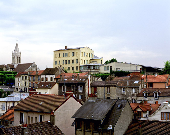 L'église et l'école Saint-Joseph vues depuis la rue Crapotte.