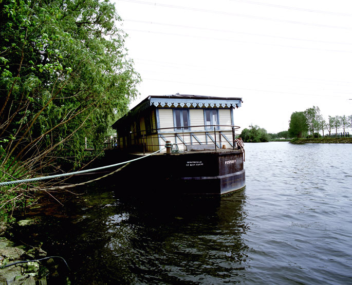 Ancien ponton des bateaux-mouches abritant un atelier d'artiste.