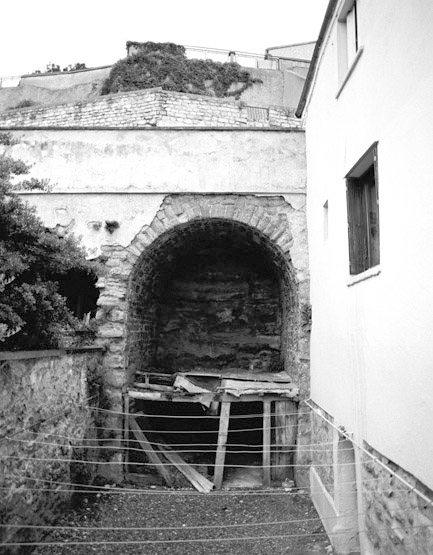 Mur de soutènement de la rue de la Savaterie.