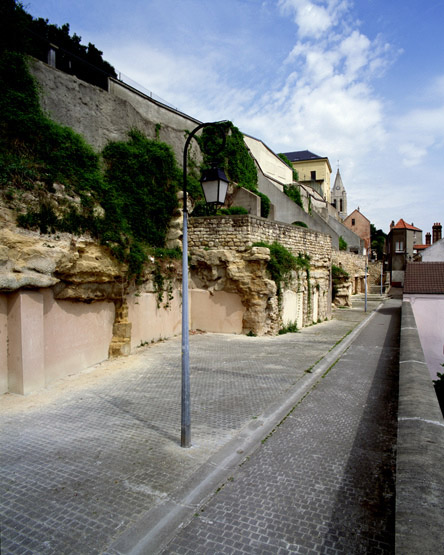 La rue de la Savaterie. On aperçoit l'emplacement d'anciennes maisons détruites.