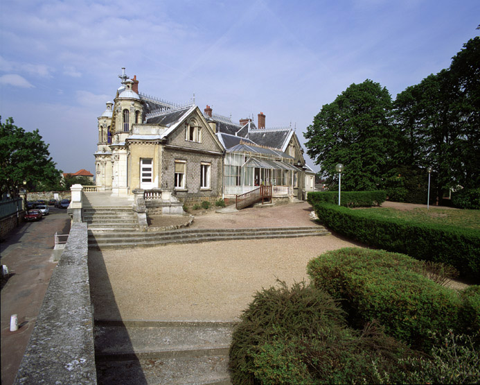 Vue de la façade sur jardin.