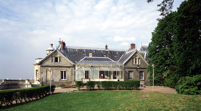 Vue de la façade sur jardin. On aperçoit les serliennes.