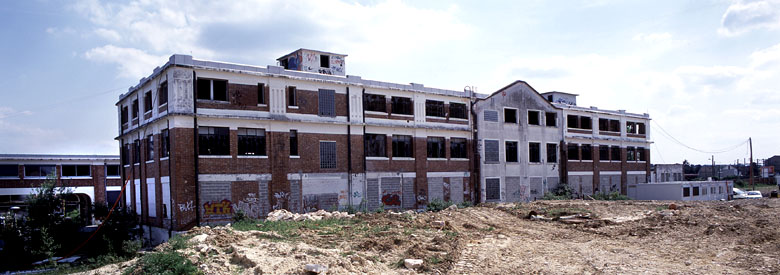 Le laboratoire central, façade nord. On distingue les différentes étapes de la construction : un premier bâtiment à six travées et un étage, surélevé en 1930, puis prolongé en 1937 par les deux travées de gauche destinées à abriter un atelier de condensateurs.