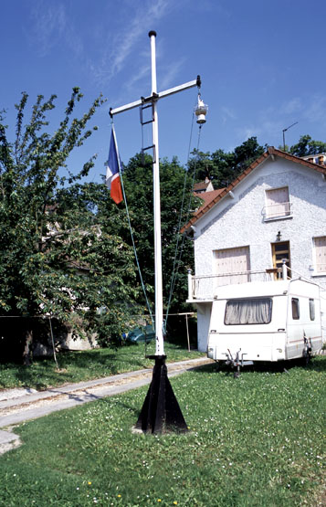 Mât de batelier devant un pavillon.