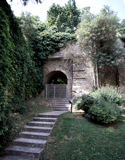 Vue du mur de soutènement de la ruelle du Gouffé depuis le 11, quai de la République.