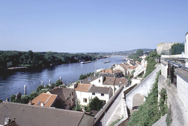 Vue des maisons en contrebas de la rue de la Tour.