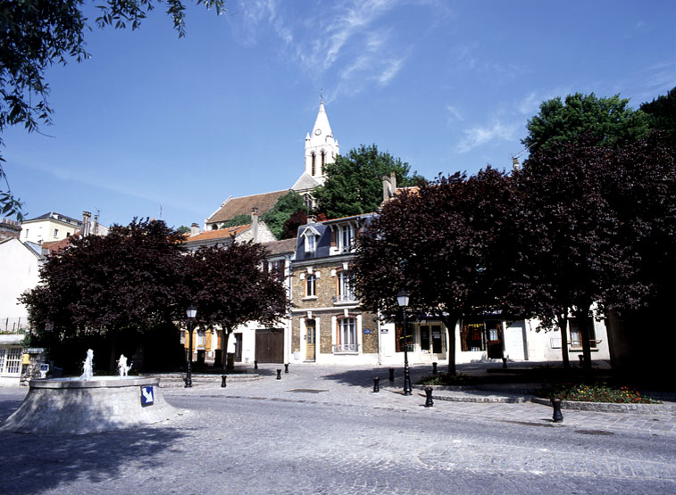 Le clocher de l'église vu depuis la place des Martyrs de la Résistance.