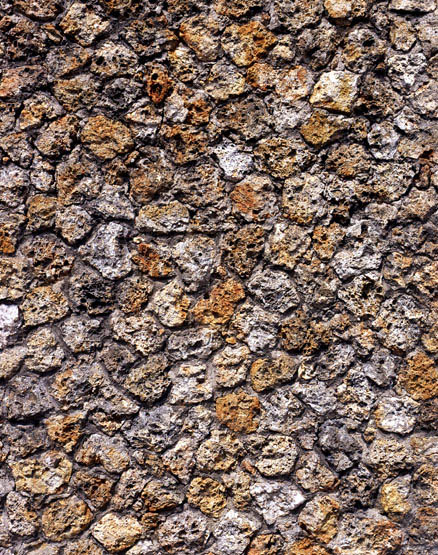 Détail de la mise en oeuvre du rocaillage, typique de Conflans.