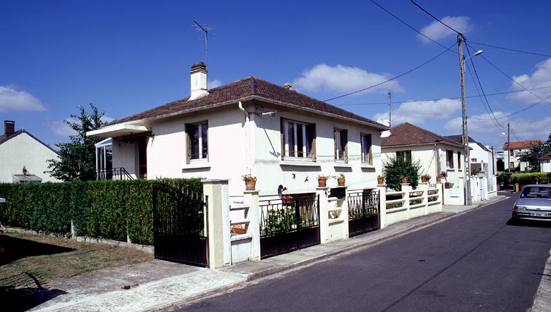Vue d'une maison (nÝ10) datant de 1955.