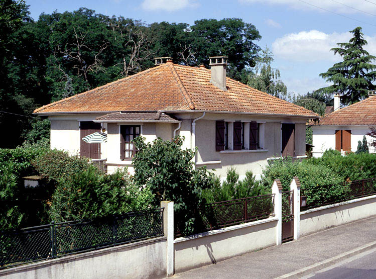 Vue d'ensemble d'un pavillon isolé, comme les quatre autres.