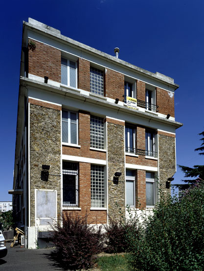 Le bâtiment administratif, façade ouest. Cette partie abritait le pavillon du gardien qui existait déjà en 1926. Il a été surélevé en 1930, lors de son agrandissement vers l'est.