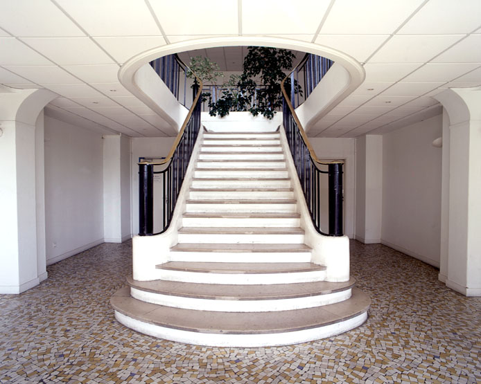 L'escalier du bâtiment de l'entrée.