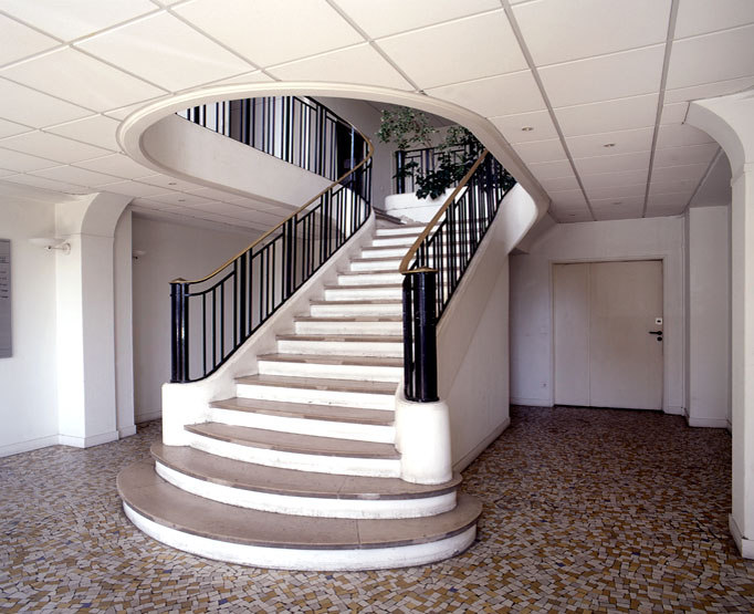 L'escalier du bâtiment de l'entrée : vue de trois-quarts.