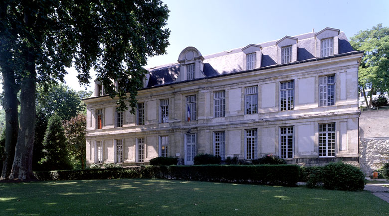 Vue d'ensemble de la façade principale.