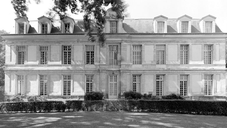 Vue d'ensemble de la façade principale.