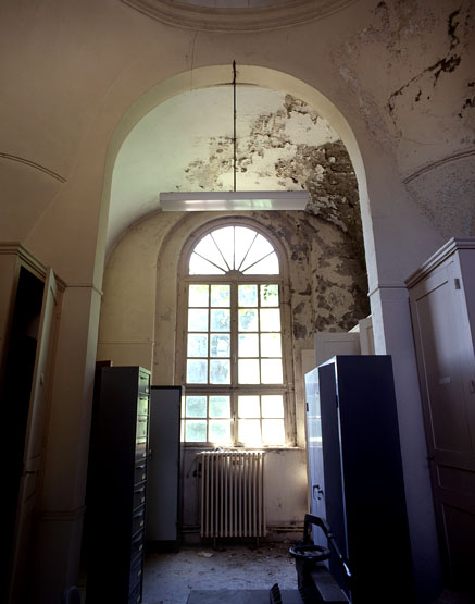 Vue d'ensemble de l'entrée de la chapelle.
