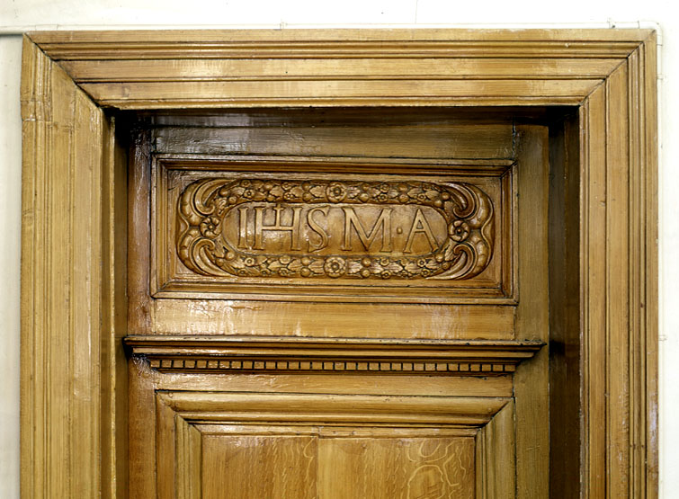 Détail de la porte d'entrée de la chapelle.
