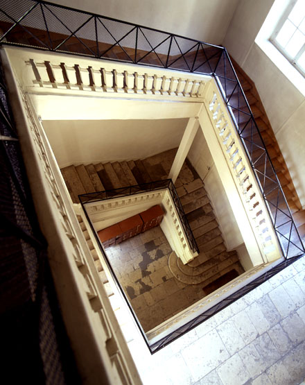 Vue plongeante sur l'escalier d'honneur.