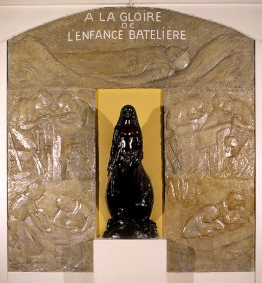 Monument aux morts à la gloire de l'enfance batelière