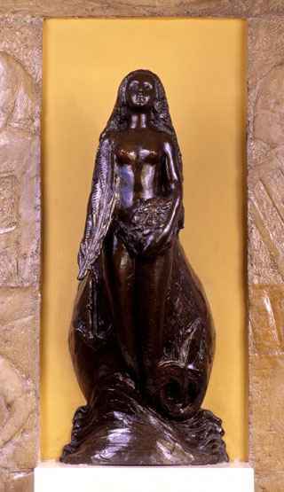Vue de face de la statue.