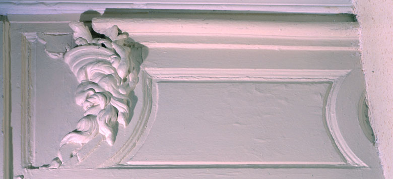 Détail d'un panneau supérieur de lambris du salon de compagnie.
