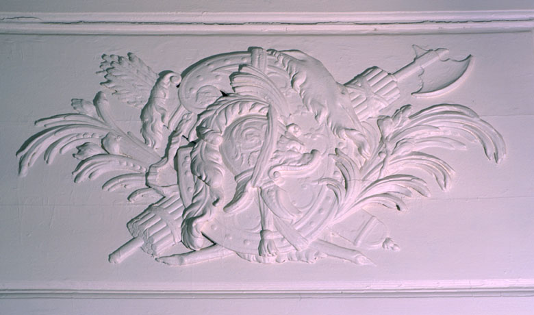 Trophée ornant la cloison nord de la chambre à alcôve.