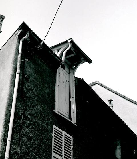 Vue d'ensemble d'une lucarne de type rural.