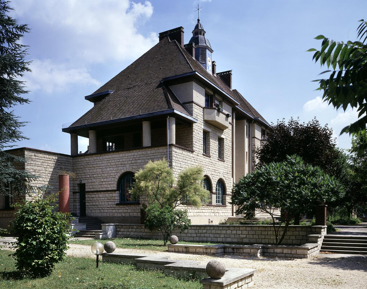 Vue de trois quarts de l'ancienne école maternelle.